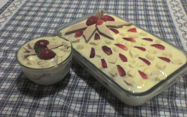 Pavê de morango com chocolate branco