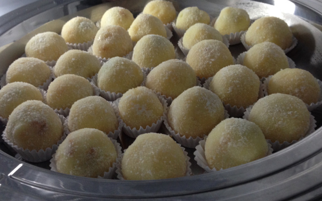 Docinho de uva com brigadeiro branco