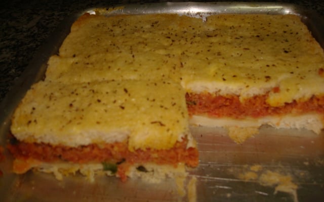 Torta salgada de linguicinha calabresa