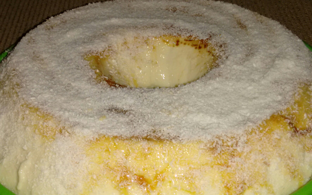 Pudim de maria-mole de coco