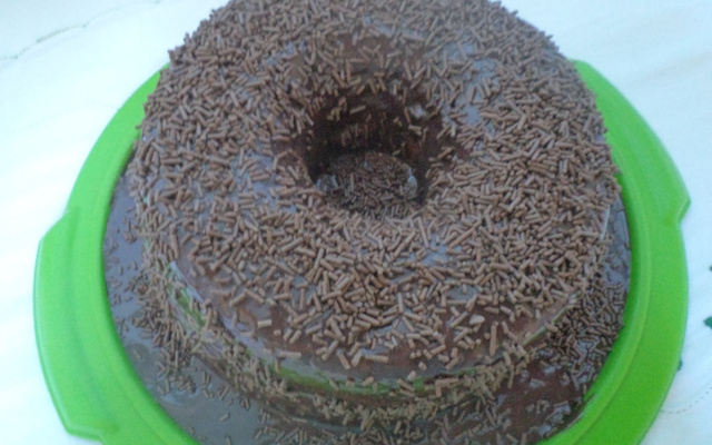 Bolo de chocolate com cobertura de chocolate e recheio de coco