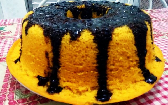 Bolo de cenoura com calda de chocolate de microondas