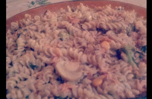 Salada de macarrão parafuso com atum