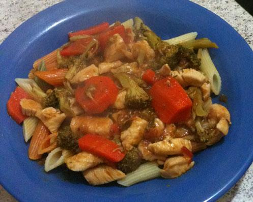 Penne com brócolis, cenoura e peito de frango