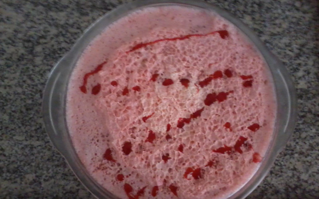 Creme com morango e gelatina