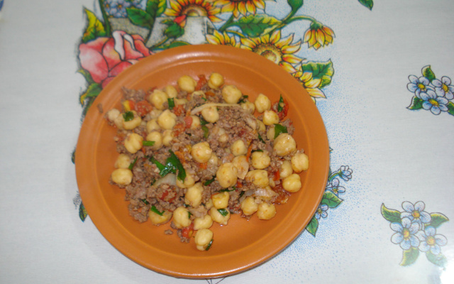 Carne moída com grão-de-bico