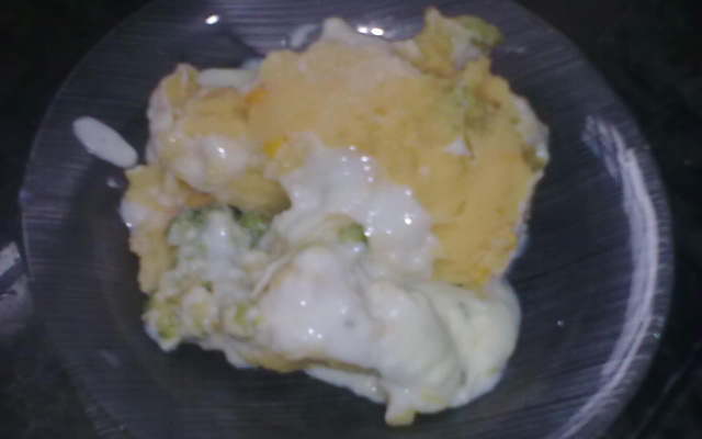 Polenta verde e amarela ao molho branco