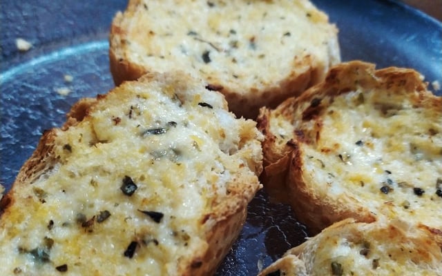 Pão de alho com queijo na fritadeira elétrica sem óleo