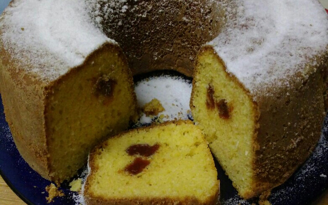 Bolo de fubá com goiabada e coco do Lúcio Cezar