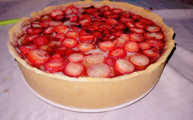 Torta de morango com biscoito de maizena