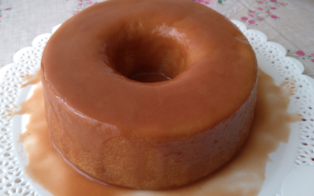 Bolo de fubá cozido com calda de goiabada