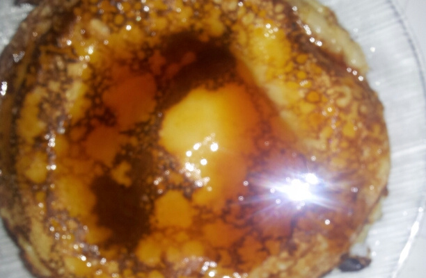 Panquecas doce com calda de caramelo