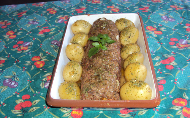 Rocambole de carne moída com batatas