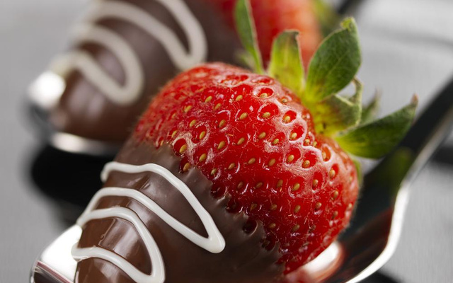 Morangos banhados no chocolate Lindt