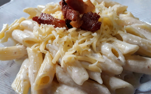 Macarrão de molho branco com bacon e queijo