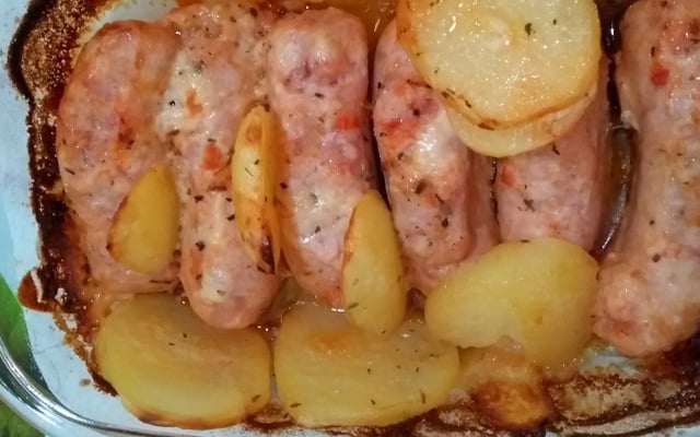Linguiça toscana com batata gratinada no forno