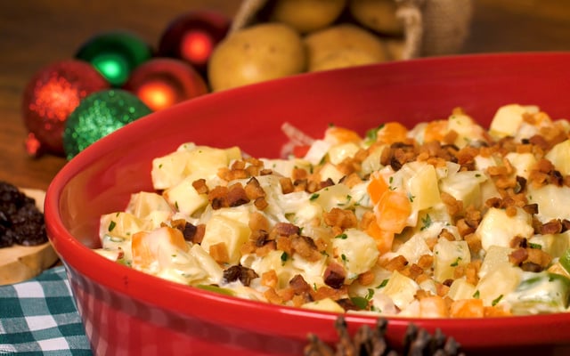 Salada de maionese natalina com batatas e bacon frito