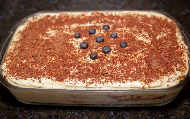 Pavê de biscoito champagne finalizado com raspas de chocolate