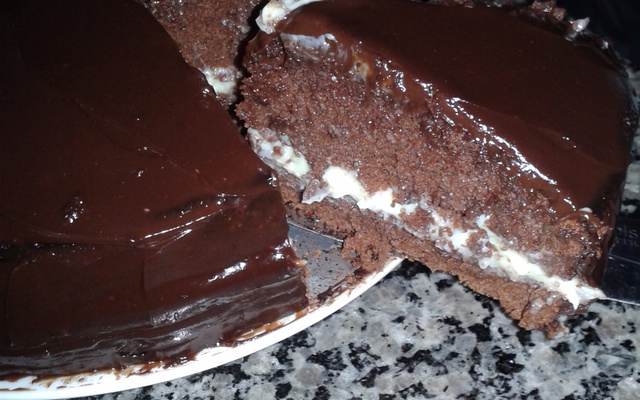 Bolo de chocolate com recheio de brigadeiro branco