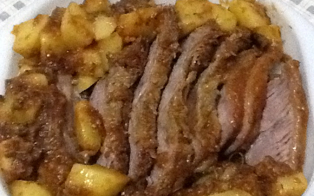 Carne assada com batata criola da Memey