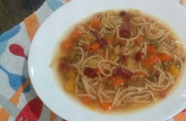 Sopa de carne moída com legumes beterraba e mandioquinha