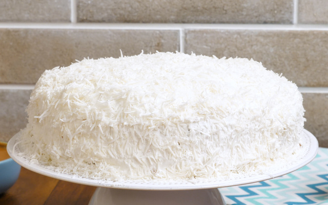 Bolo de coco com doce de leite