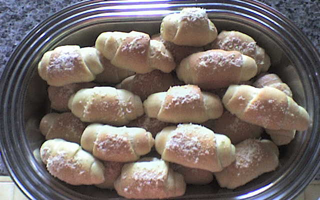 Pão de cebola em formato de croissant