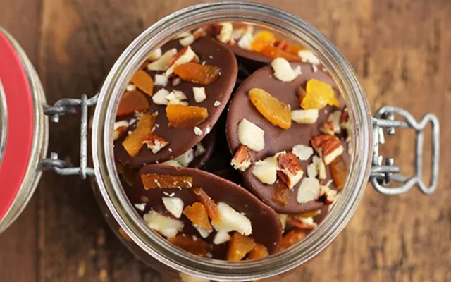 Discos de chocolate com frutas secas e nozes