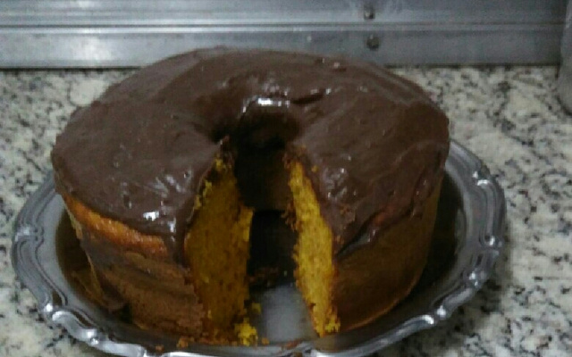 Bolo de cenoura com cobertura de caramelo