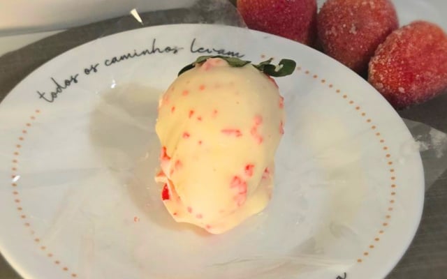 Morango cravejado: o bombom do amor viral com brigadeiro cremoso e coberto de pedacinhos crocantes