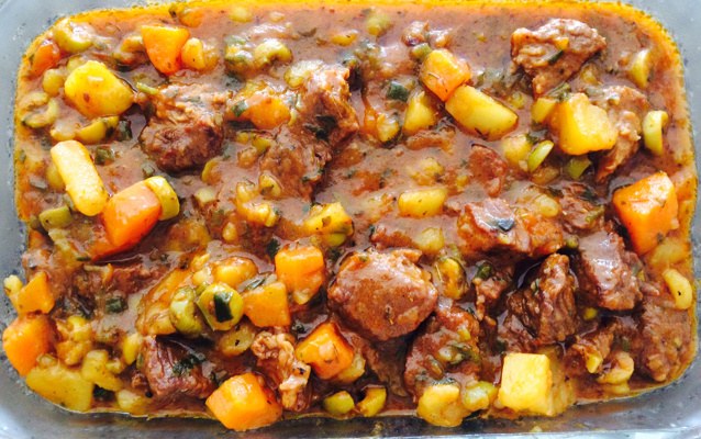 Carne ensopada com batata e cenoura na pressão