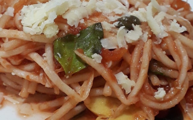 Espaguete de pupunha ao molho de tomates pelados em cubo, cogumelo paris e alcaparras