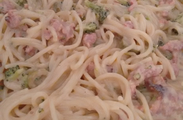 Macarrão com brócolis e creme branco