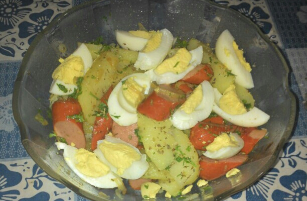 Salada quente de salsicha com batata