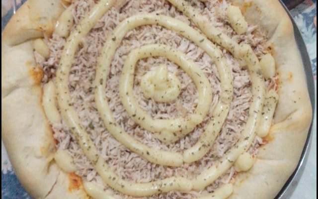 Pizza com borda recheada