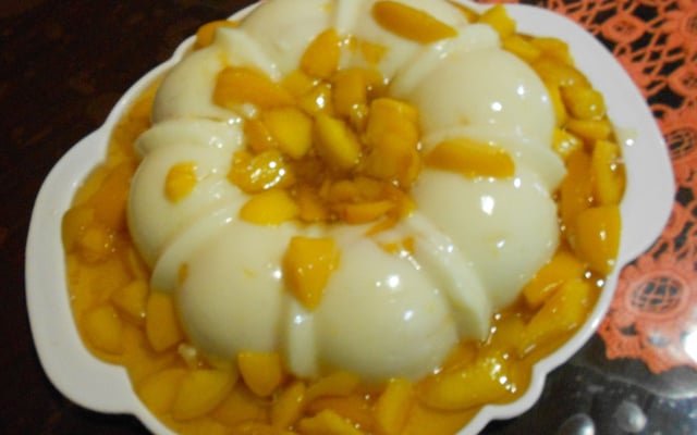 Manjar de coco com calda de pêssego