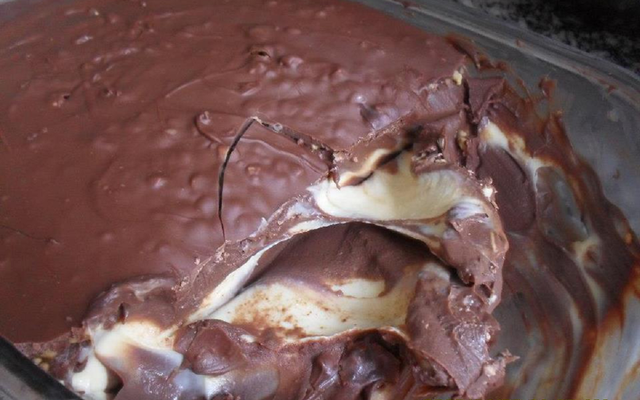 Ovo de Páscoa na travessa