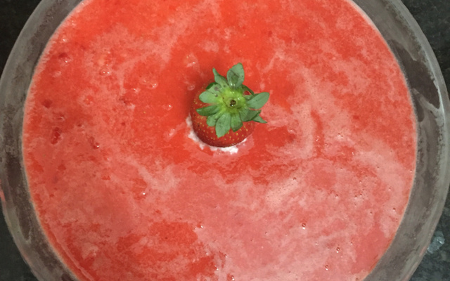 Mousse de leite moça com purê de morango