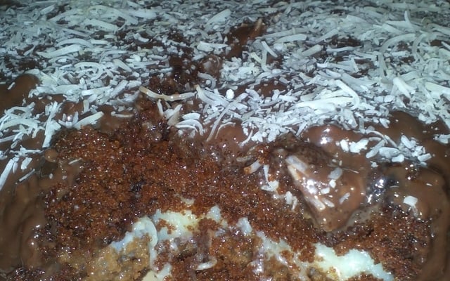 Bolo de chocolate com cobertura de chocolate e recheio de coco