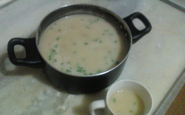 Sopa de batata de caneca