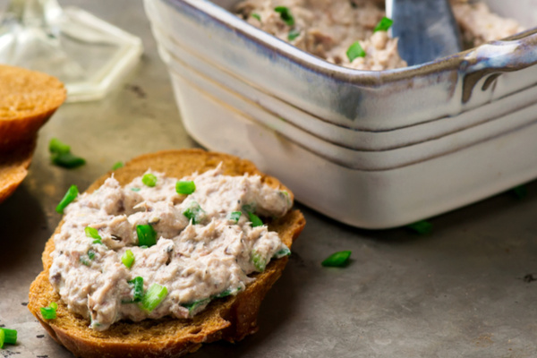 Patê de sardinha enlatada simples