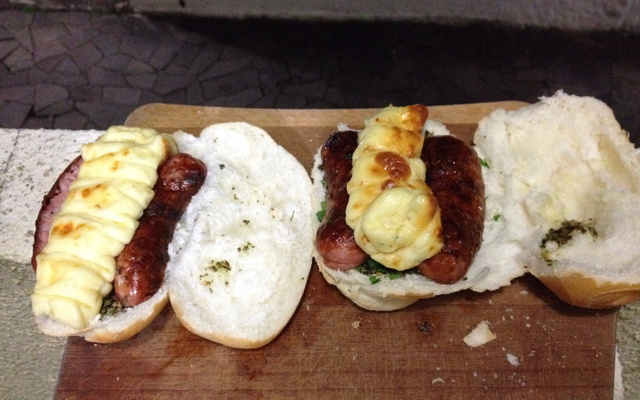 Salsipão gourmet (pão com salsichão)