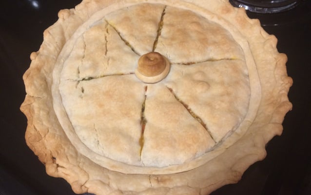 Torta de frango com creme de leite e mussarela