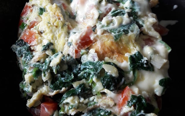 Mexidão de ovos com espinafre e queijo