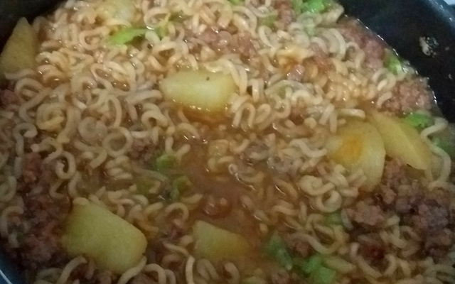 Sopa de miojo com carne moída
