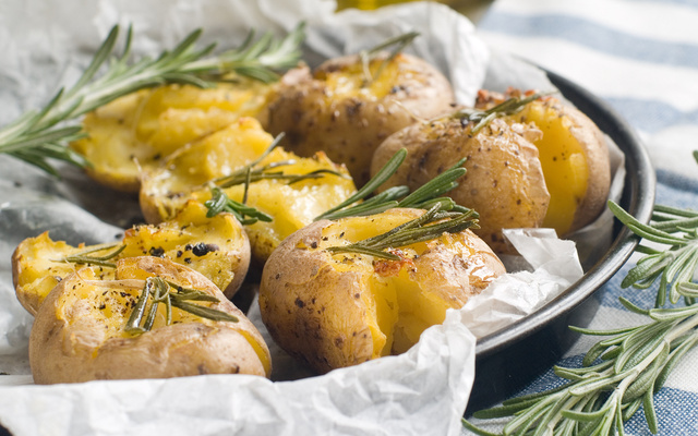 Batatas de forno com manteiga