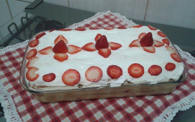Pavê folhado de doce de leite e morangos