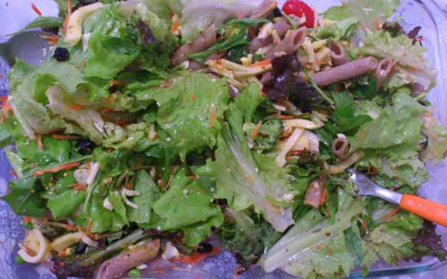 Salada crocante ao molho de mostarda e mel