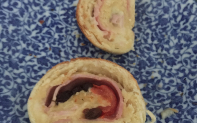 Pãozinho recheado com presunto e mussarela