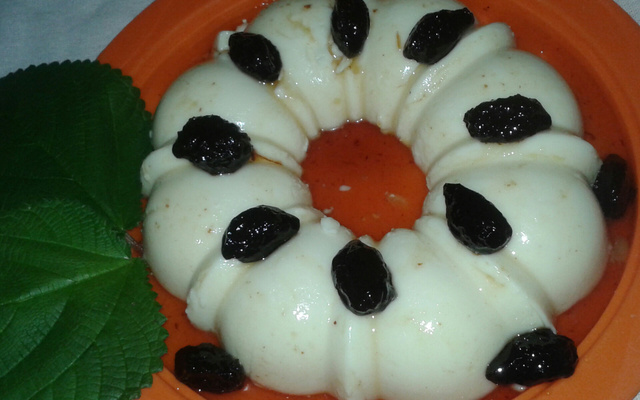 Manjar branco com calda de ameixa preta